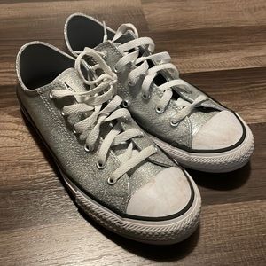 Converse girls size 5 coated silver glitter sneakers.  In good used condition.
